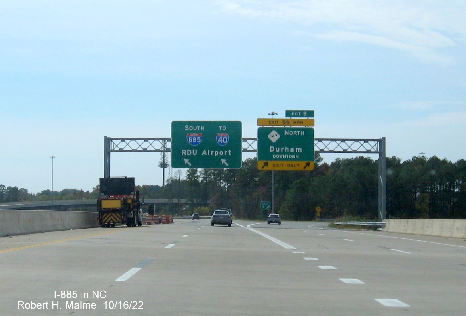 Image of overhead signage at split of South I-885 and North NC 147 in Durham, October 2022