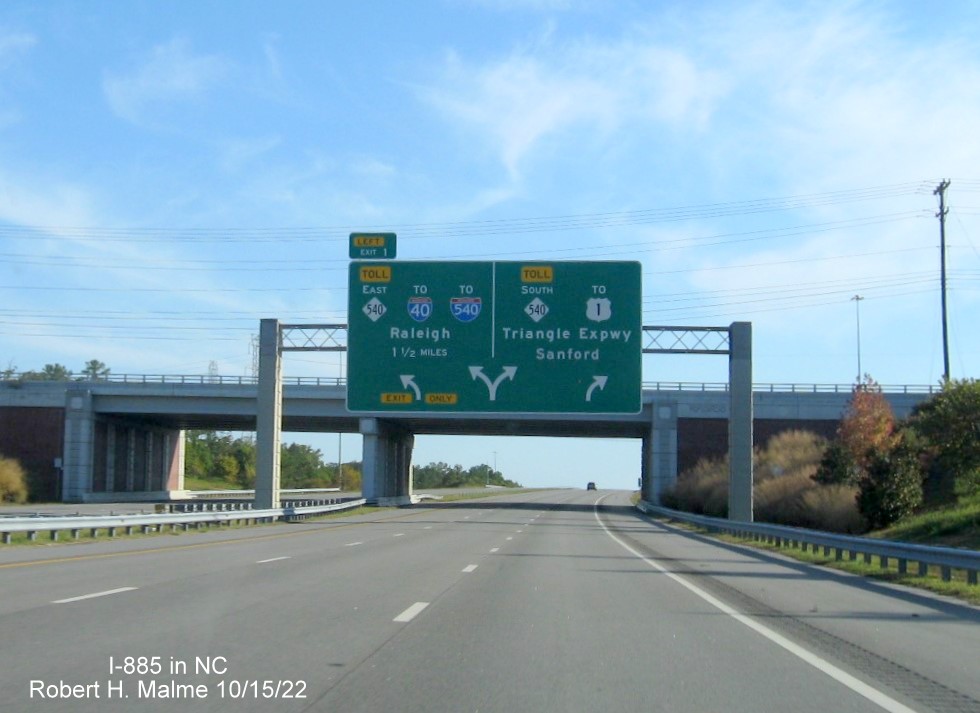 Image of the 1 1/2 miles advance arrow per lane sign for NC 540 exits on NC 885 South/Triangle Expressway in Research Triangle Park, October 2022