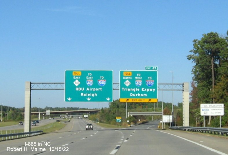 Image of the 1/2 mile advance arrow-per lane sign for NC 540 exits on NC 885 South/Triangle Expressway in Research Triangle Park, October 2022